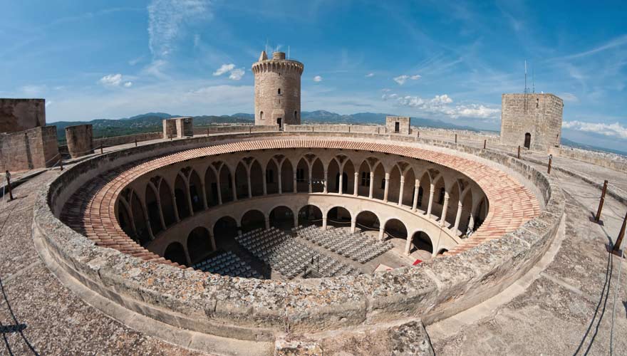 Das runde Castell del Bellver in Palma ist eine der Top-Mallorca-Sehenswürdigkeiten
