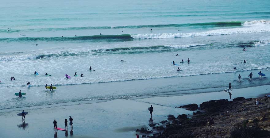 Surfer am Strand von Taghazout, Marokko
