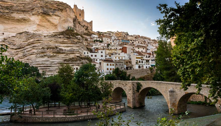 Brücke über den Fluss Jécar mit der Burg auf den Felsen in Alcalé del Jécar in Albacete, Spanien