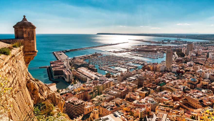 Ausblick vom Castillo den Santa Barbara auf Alicante.