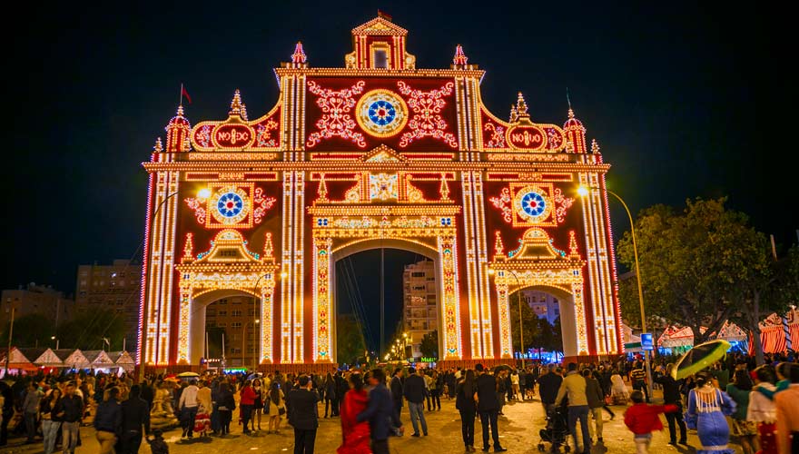 Trachten und Lichter zur Feria de Abril in Sevilla