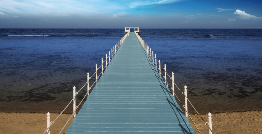 Steg ins Meer vor dem Rixos Sharm el Sheikh Hotel