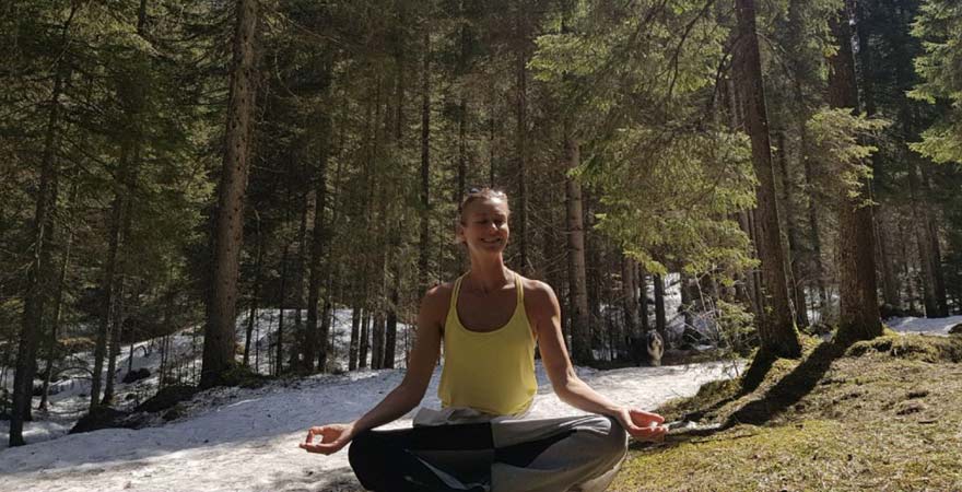 Waldmeditation für Detox-Yoga