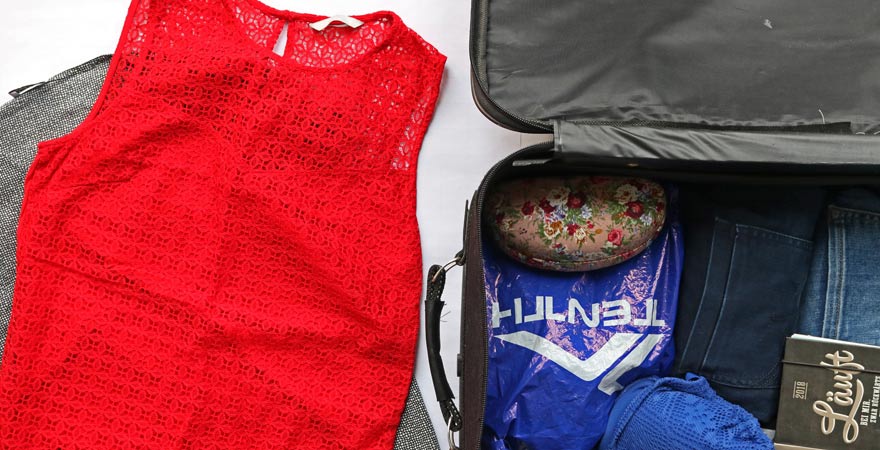 Kleidung platzsparend packen