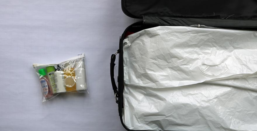 Koffer und Kosmetik platzsparend packen