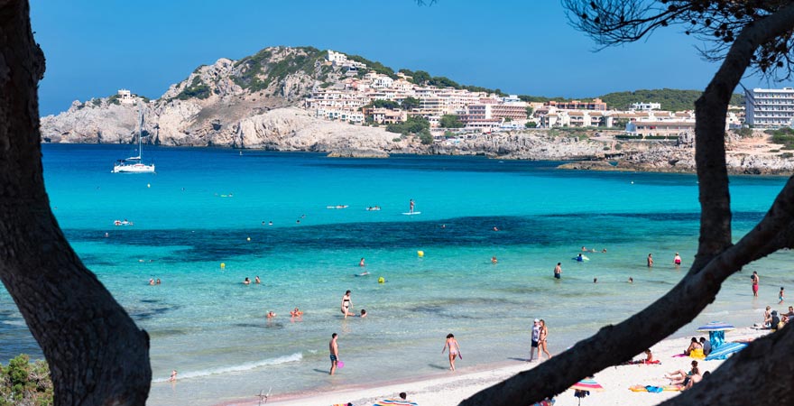 Der Strand von Cala Rajada ist ein Hotspot unter Party-Urlaubern
