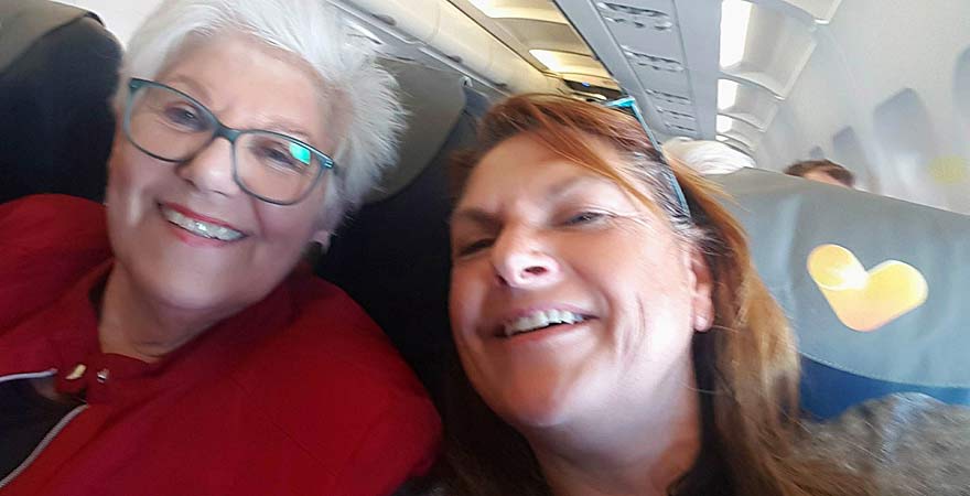 Senioren im Flugzeug auf dem Weg nach Ägypten