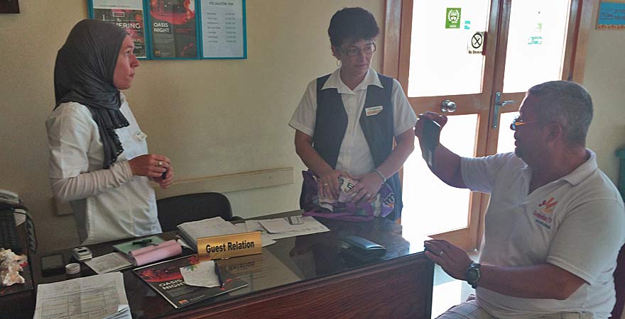 Urlaubs-Checker Andreas bei der Gästebetreuung in Ägypten