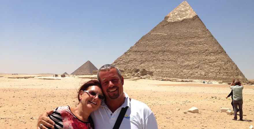 Astrid und Andreas bei ihrem Tagesausflug nach Kairo vor den Pyramiden von Gizeh