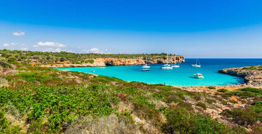 So schön, dass an diesem Strand auf Mallorca auch viele Segelboote halten: die Bucht von Cala Varques.