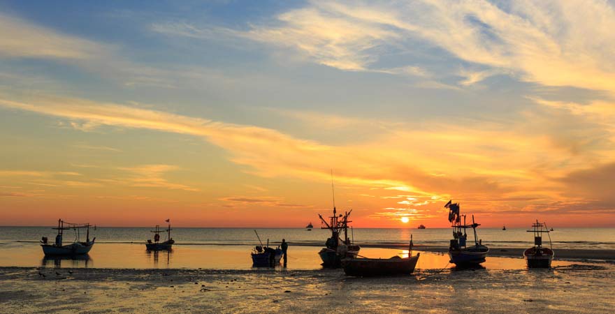 Strand von Hua Hin bei Sonnenuntergang.