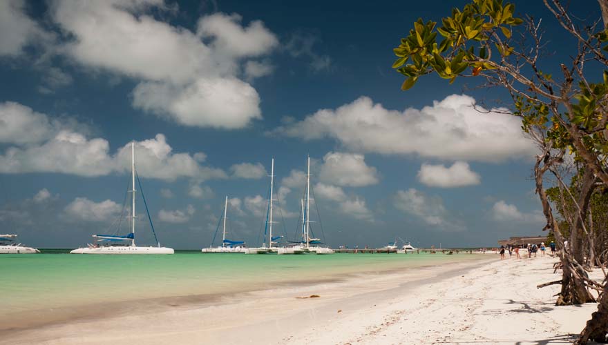 Katamarane am Strand von Cayo Blanco auf Kuba