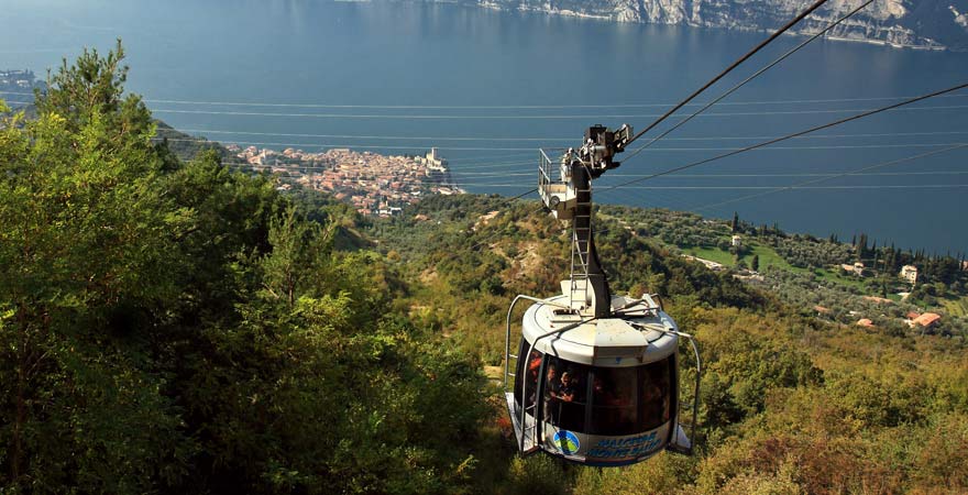 Ein Reisetipp für den Gardasee ist eine Fahrt mit der Seilbahn rauf auf den Monte Baldo.