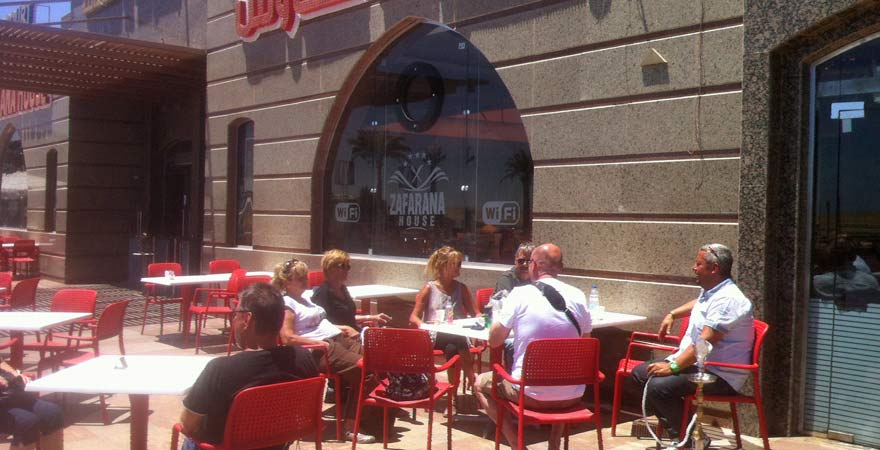 Beim Tagesausflug nach Kairo macht man kurz an der Zafarana-Autobahnrast Halt