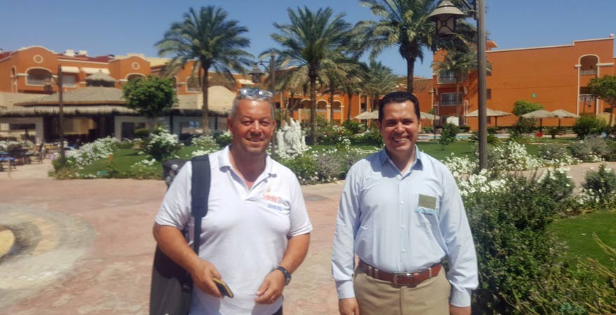 Andreas mit Manager des Caribbean World Resorts Soma Bay