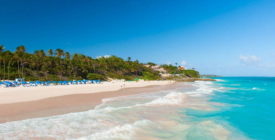 Ein spezieller Reisetipp ist der Crane Beach auf Barbados: Hier schimmert der Sand rosa!
