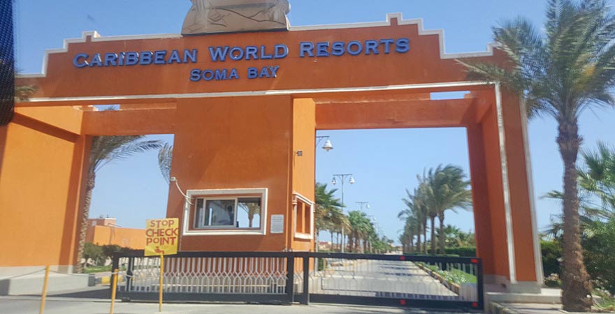 Einfahrt zum Caribbean World Resort Soma Bay