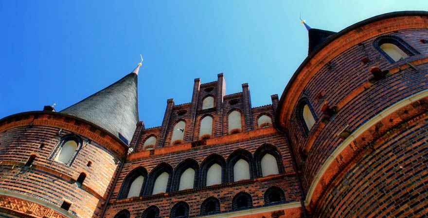 Das Holstentor in Lübeck zählt zu den Reisetipps für die Ostsee