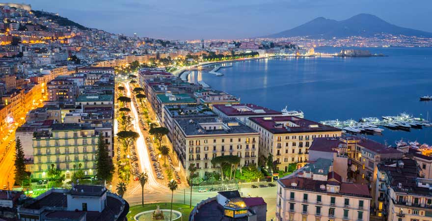 Block über Neapel auf den Vesuv