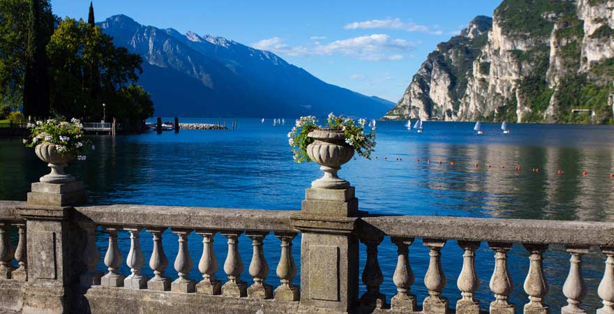 Ausblick von Riva del Garda auf den Gardasee