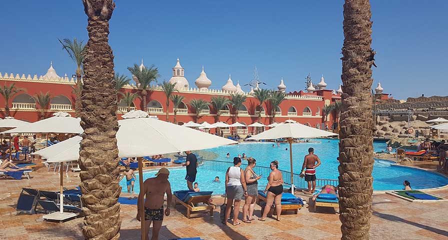 Pool im Alf Leila Wa Leila Hotel in Ägypten