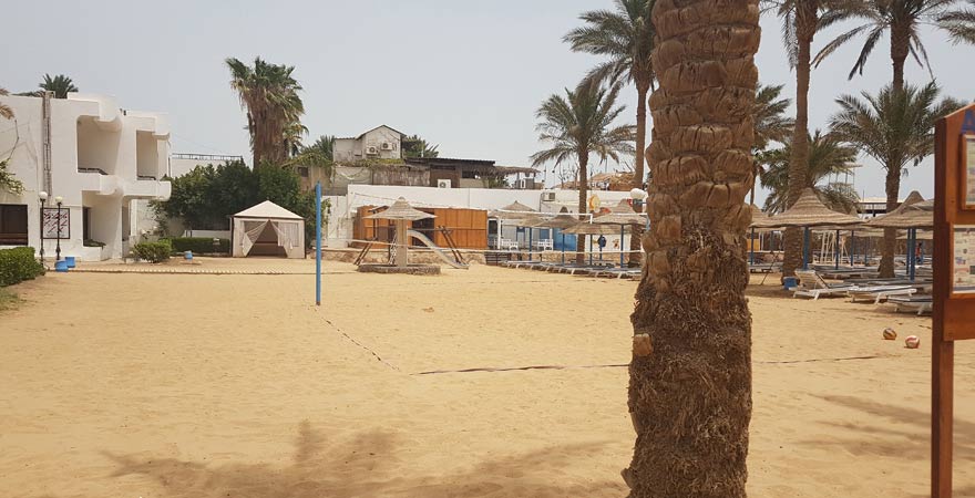Beachvolleyball-Feld des Marlin Inn Azur Resorts