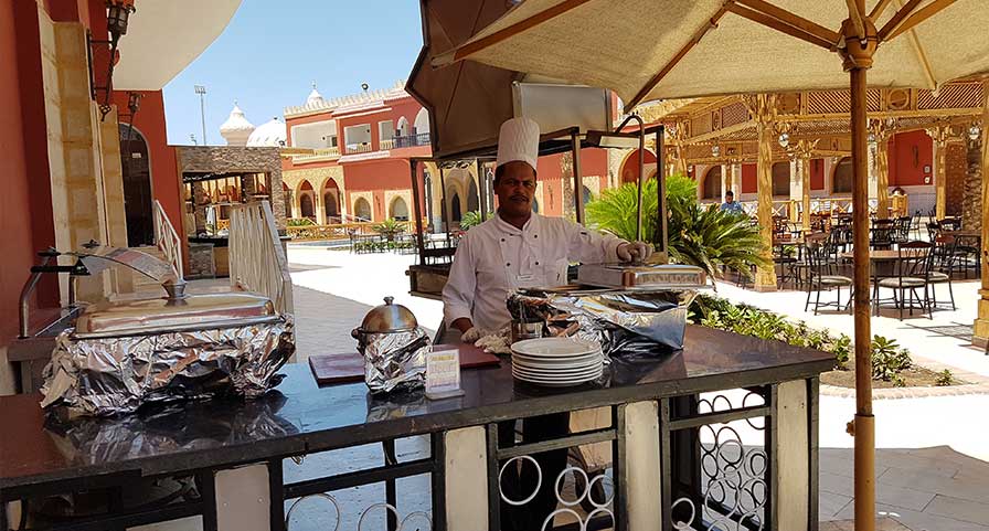 Restaurant im Außenbereich des Alf Leila Wa Leila 1001 Nacht Hotels