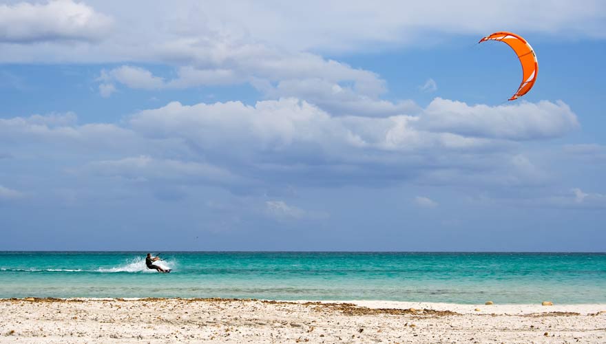 Kiter am Strand von Sardinien