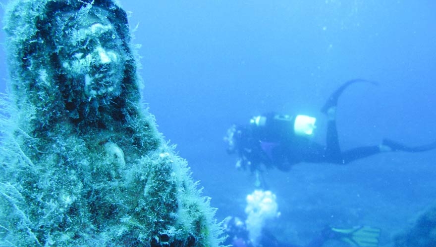 Ein Tauchgang vor La Maddalena bietet so einige Überraschungen unter Wasser - wie beispielsweise diese Marienstatue