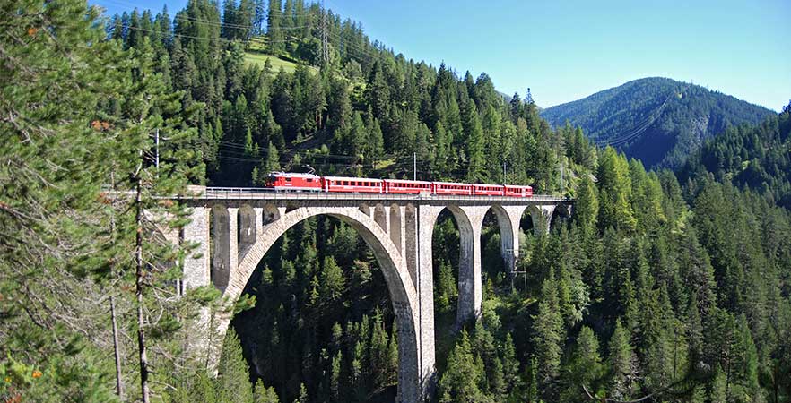 Glacier Express auf dem Landwasserviadukt in der Schweiz