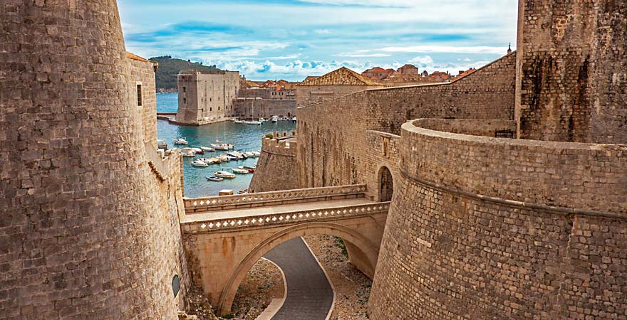Stadtmauer und Hafen von Dubrovnik