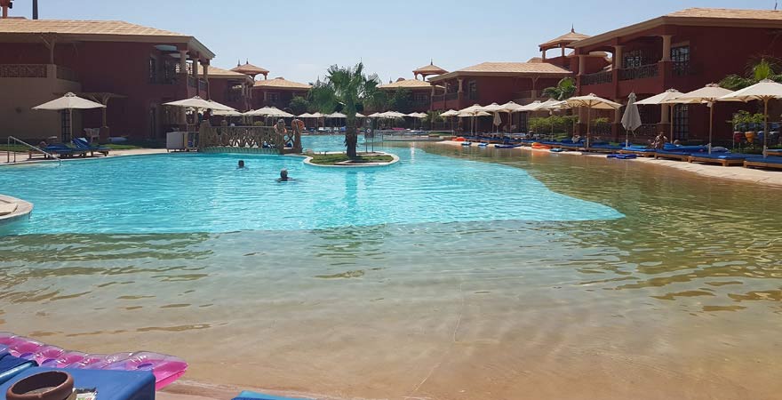 Flach abfallender Pool im Alf Leila Wa Leila Hotel