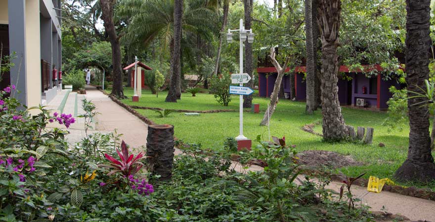 Garten vom Senegambia Beach Hotel
