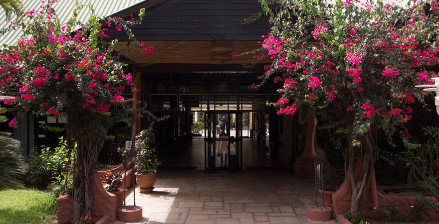 Senegambia Beach Hotel, Eingang