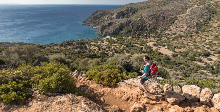 Frau wandert auf Kreta zum Strand