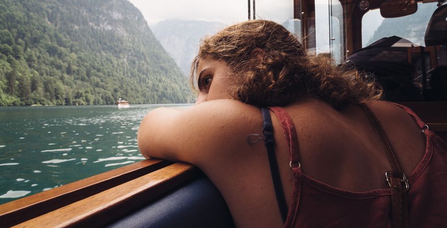 Frau leidet unter Übelkeit wegen Seekrankheit während Schifffahrt