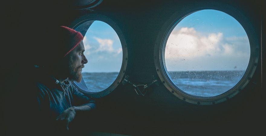 Mann leidet unter Seekrankheit