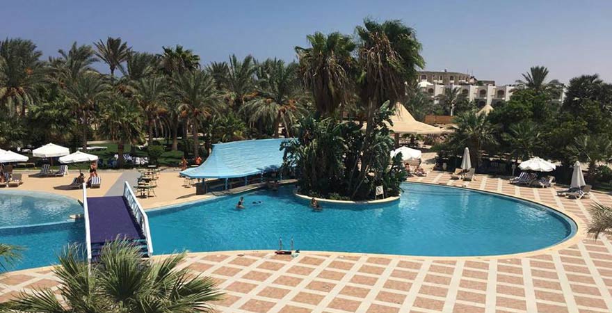 Pool im Brayka Bay Resort