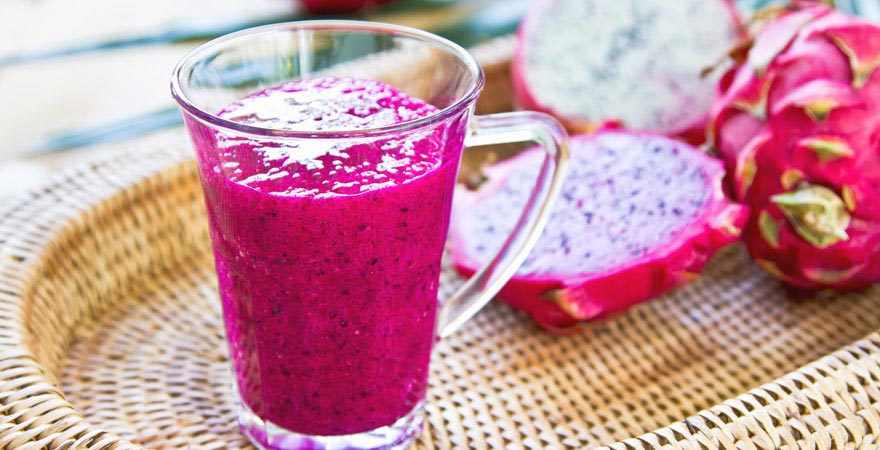 Drachenfrucht Smoothie mit pinken Früchten