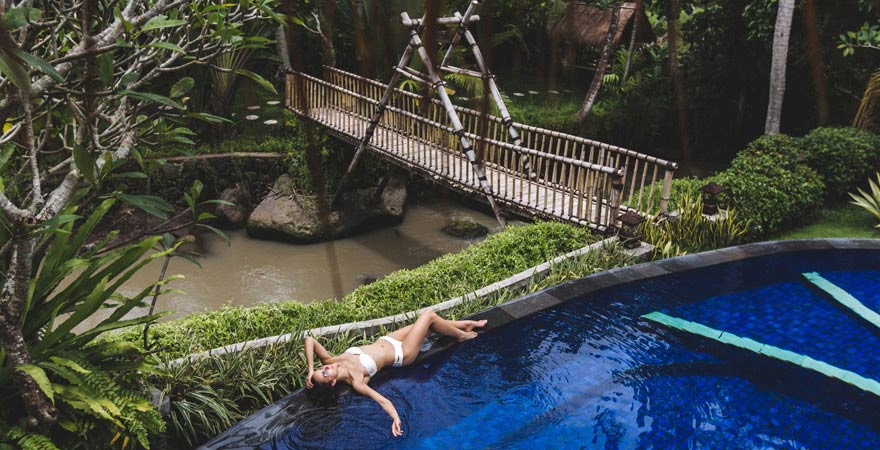 Frau im Infinity Pool, Bali