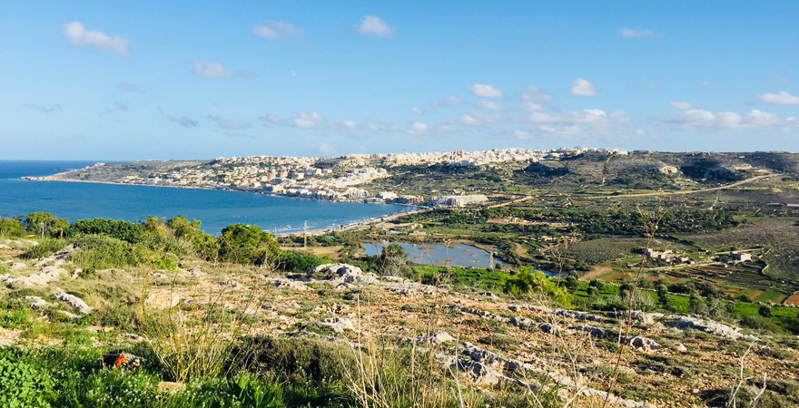 Das Ghadira Naturschutzgebiet mit Blick auf Mellieha Bay, Malta