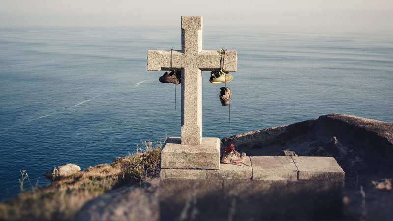 Kreuz und Wanderschue am Kap Finisterre, Jakobsweg, Spanien