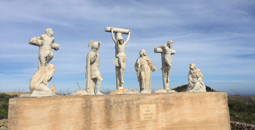 Heiligenfiguren auf dem Wanderweg Ta Pinu auf Gozo