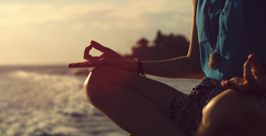 Yoga am Strand von Bali
