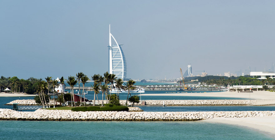 Blick auf das Burj al Arab in Dubai