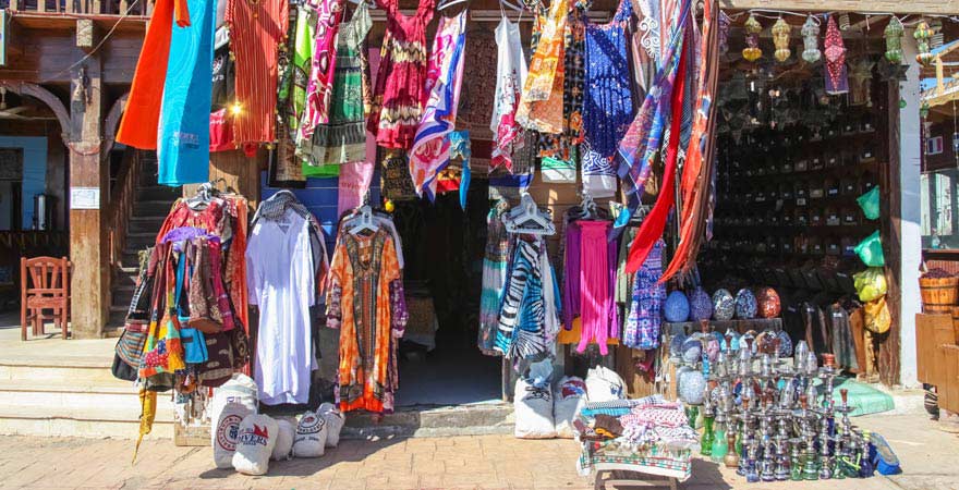 Shop in Dahab mit Kleidung und Shishas