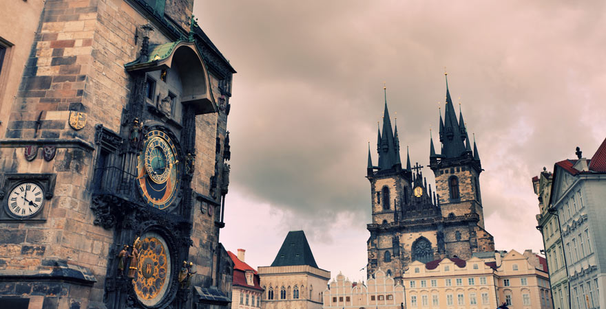 Blick von der astronomischen Uhr am Altstädter Rathaus auf die Teynkirche in Prag