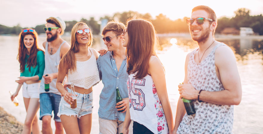 Freunde auf Partyurlaub auf Ibiza