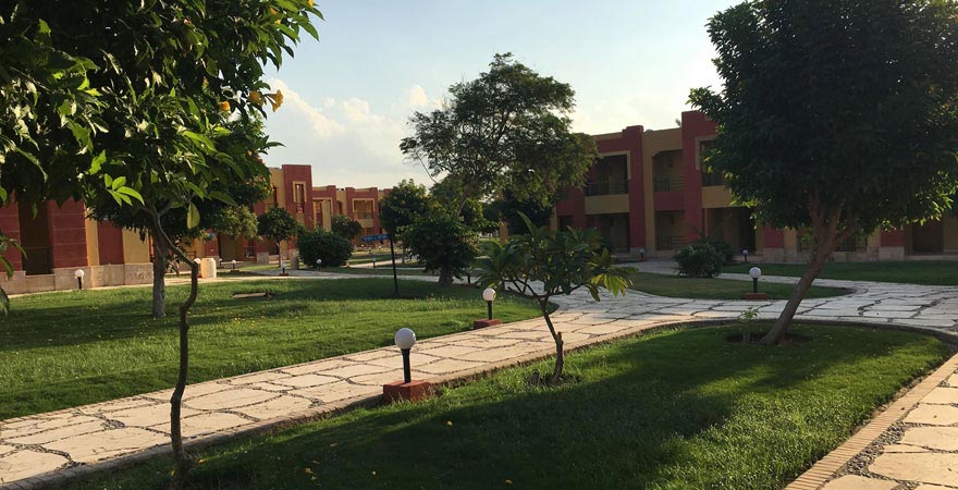 Die Gartenanlage des Magic Tulip Beach Resorts