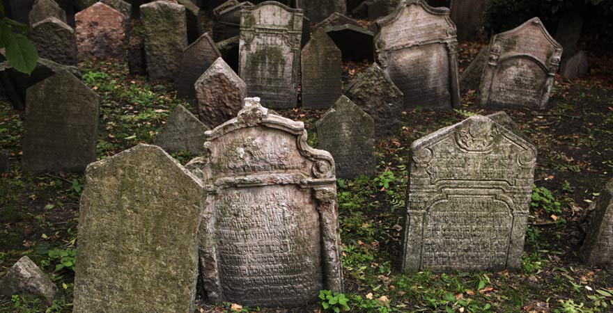 Grabsteine auf dem Jüdischen Friedhof in Prag